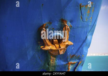 Großer rostiger Anker auf einem blauen Schiff Stockfoto