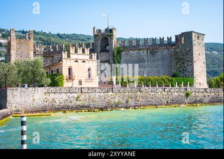 Mittelalterliche Burg ¨Castello Scaligero¨ in der kleinen Stadt Torri del Benaco am Gardasee, Italien. Stockfoto