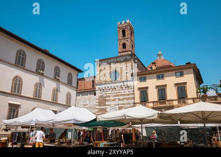 Markt auf dem Stadtplatz ¨Piazza Antelminelli¨ in der Nähe der Kathedrale von Lucca im historischen Zentrum der Stadt Lucca, Italien Stockfoto