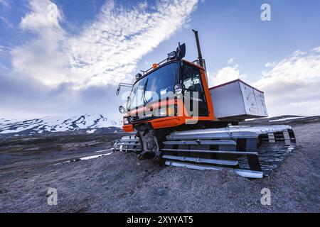 ISLAND, 4. JULI: Große Geländefahrzeuge mit durchgehenden Schienen zum Überqueren von Schnee in Island in einer einsamen kalten, schneebedeckten Winterlandschaft am 0. Juli Stockfoto