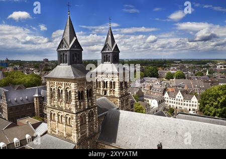 Blick auf Maastricht und die Basilika des Heiligen Servatius von der Spitze des Sint-Janskerk Stockfoto