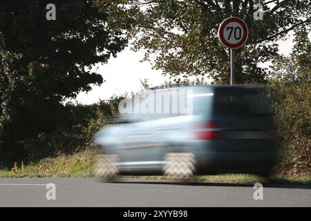 Geschwindigkeit vor einem Schild mit 70 km/h Stockfoto