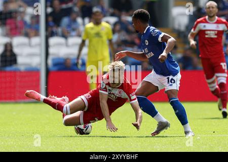 Cardiff, Großbritannien. 31. August 2024. Tommy Conway von Middlesbrough wird von Chris Willock von beeinflußt. Cardiff City. EFL Skybet Championship Match, Cardiff City gegen Middlesbrough im Cardiff City Stadium in Cardiff, Wales am Samstag, den 31. August 2024. Dieses Bild darf nur für redaktionelle Zwecke verwendet werden. Nur redaktionelle Verwendung, Bild von Andrew Orchard/Andrew Orchard Sportfotografie/Alamy Live News Credit: Andrew Orchard Sportfotografie/Alamy Live News Stockfoto