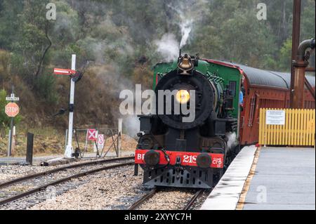 Eine Dampflokomotive Nr. 218A der Baureihe C16 transportiert eine kleine Flotte alternder Wagen, die Touristen auf der historischen Bahnstrecke, genannt Zickzag-Linie, A, transportieren Stockfoto