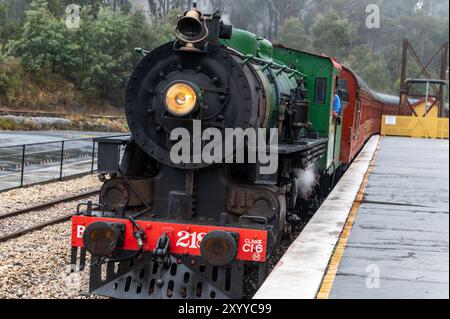 Eine Dampflokomotive Nr. 218A der Baureihe C16 transportiert eine kleine Flotte alternder Wagen, die Touristen auf der historischen Bahnstrecke, genannt Zickzag-Linie, A, transportieren Stockfoto