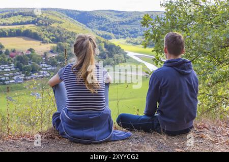 Mutter und Sohn anzeigen trockene Edersee in deutschen Landschaft Stockfoto