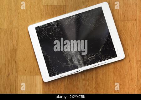 Beschädigte oder gebrochene Tablet Computer lcd-display auf dem Boden Stockfoto