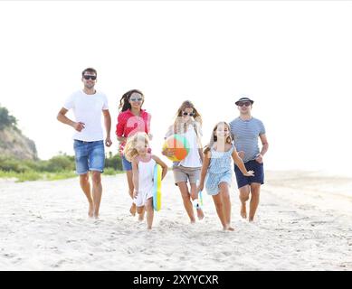 Gruppe von jungen Menschen mit Kindern, die auf dem Buche Stockfoto