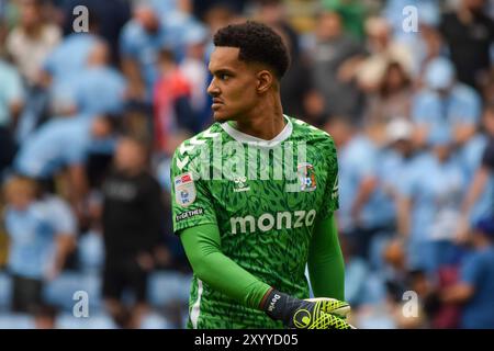 Coventry, Großbritannien. 31. August 2024. Coventry City Torhüter Oliver Dovin (1) blickt am 31. August 2024 beim SKY Bet EFL Championship-Spiel von Coventry City FC gegen Norwich City FC in der Coventry Building Society Arena, Coventry, England, Großbritannien zu. Credit: Every Second Media/Alamy Live News Stockfoto