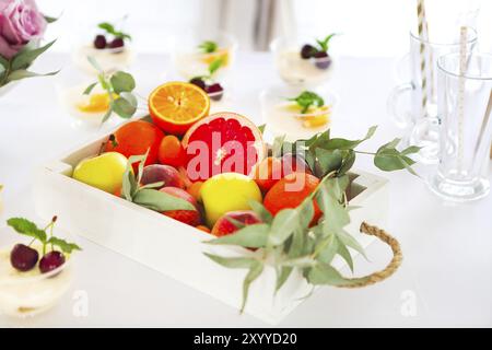 Candy Bar mit Kuchen, Tiramisu, Panna Cotta und Zitrusfrüchten. Geburtstag. Details Stockfoto