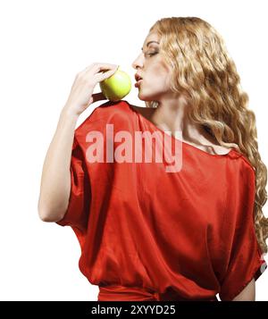 Frau in Rot, die Apfel in der Hand über weißem Hintergrund hält Stockfoto