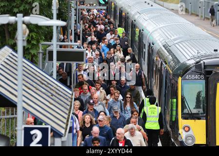 31. August 2024; Gtech Community Stadium, Brentford, London, England; Premier League Football, Brentford gegen Southampton; Brentford und Souhtampton Fans kommen am Bahnhof Kew Bridge an und fahren in Richtung Gtech Community Stadium Stockfoto