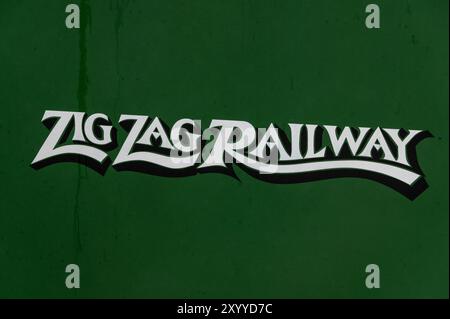 Ein Logo der Zig-Zag Railway, das auf dem Wassertank einer alten Dampfmaschine in den Blue Mountains in New South Wales, Australien, abgebildet ist. Die Gr Stockfoto