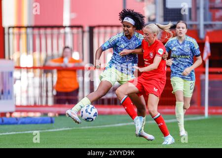 Enschede, Niederlande. 31. August 2024. ENSCHEDE, NIEDERLANDE - AUGUST 31: Lily Yohannes vom AFC Ajax kämpft im niederländischen Super Cup Vrouwen Spiel zwischen dem FC Twente Women und dem AFC Ajax Women in de Grolsch Veste am 31. August 2024 in Enschede, Niederlande um Besitz. (Foto von Raymond Smit/Orange Pictures) Credit: Orange Pics BV/Alamy Live News Stockfoto