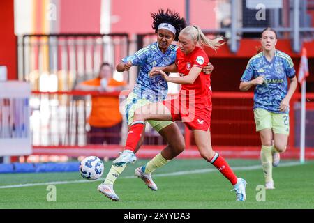 Enschede, Niederlande. 31. August 2024. ENSCHEDE, NIEDERLANDE - AUGUST 31: Lily Yohannes vom AFC Ajax kämpft im niederländischen Super Cup Vrouwen Spiel zwischen dem FC Twente Women und dem AFC Ajax Women in de Grolsch Veste am 31. August 2024 in Enschede, Niederlande um Besitz. (Foto von Raymond Smit/Orange Pictures) Credit: Orange Pics BV/Alamy Live News Stockfoto