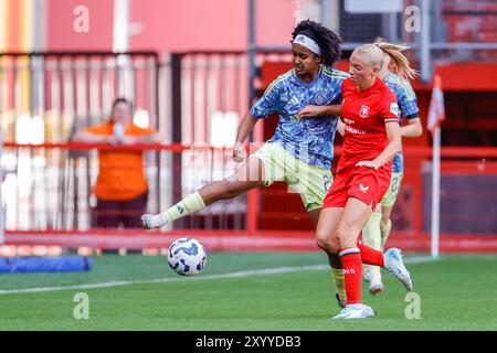 Enschede, Niederlande. 31. August 2024. ENSCHEDE, NIEDERLANDE - AUGUST 31: Lily Yohannes vom AFC Ajax kämpft im niederländischen Super Cup Vrouwen Spiel zwischen dem FC Twente Women und dem AFC Ajax Women in de Grolsch Veste am 31. August 2024 in Enschede, Niederlande um Besitz. (Foto von Raymond Smit/Orange Pictures) Credit: Orange Pics BV/Alamy Live News Stockfoto