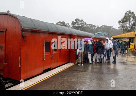 Innenraum eines alten Dampfzugwagens, während sich die Passagiere auf eine 90-minütige Rückfahrt vorbereiten, die 7 km entlang der an den Klippen gelegenen Route von Claren zurücklegt Stockfoto