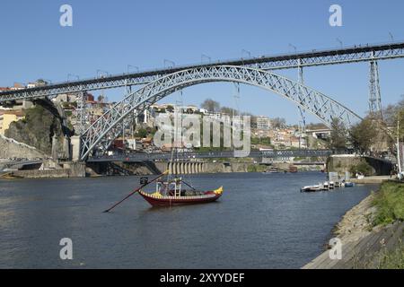 Sehenswürdigkeiten, Architektur, Blick von Vila Nova de Gaia zu A Rabelo, Boot auf dem Fluss Douro und Brücke Ponte Dom Luis I, Porto, Portugal, EU Stockfoto