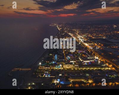 Die Lichter der Touristenunterkünfte an der Türkischen Riviera in der Nähe von Alanya leuchten am Abend nach Sonnenuntergang bunt, Alanya, Antalya, Türkei, ASI Stockfoto