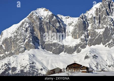 Brixental, Österreich. Februar 2009. Riesiges schneebedecktes Bergmassiv in Tirol, Österreich. Stockfoto