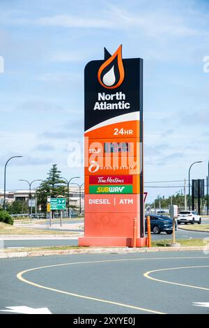 North Atlantic Orange Store, Tim Hortons und Subway sind auf dem Tailwind Drive in St. John's, Neufundland & Labrador, Kanada, ausgeschildert Stockfoto