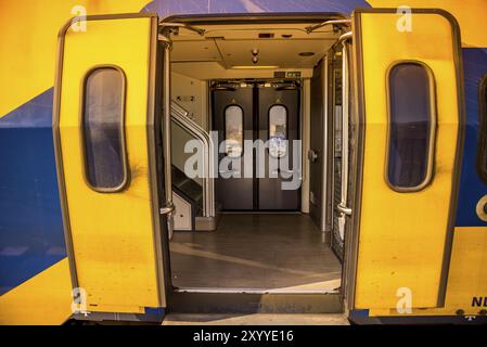 Amsterdam, Niederlande, März 2022. Offene und geschlossene Türen eines niederländischen Zuges. Stockfoto