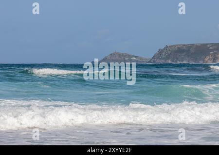 Eine kornische Küstenlandschaft mit Blick von Sennen in Richtung Cape Cornwall, mit einem blauen Himmel über dem Kopf Stockfoto