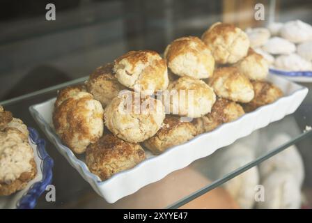 Aceitadas zamoranas oder Weizenkuchen mit Anisöl zum Verkauf im Schaufenster, eine Spezialität aus Zamora, Privinz Zamora, Kastilien und Leon, Spanien, EU Stockfoto