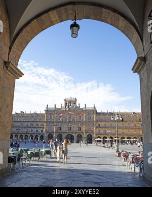 Plaza Mayor durch eine Arkade gesehen, Salamanca, Provinz Salamanca, Kastilien und Leon, Spanien, Europa Stockfoto