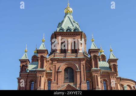 Vorderansicht eines Kirchturms mit grünen und goldenen Kuppeln unter klarem Himmel, Helsinki, Finnland, Europa Stockfoto