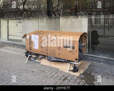 Ein mit Pappe und Barrieren gebauter Unterschlupf für einen Obdachlosen im Stadtzentrum von Barcelona, Spanien, Europa Stockfoto