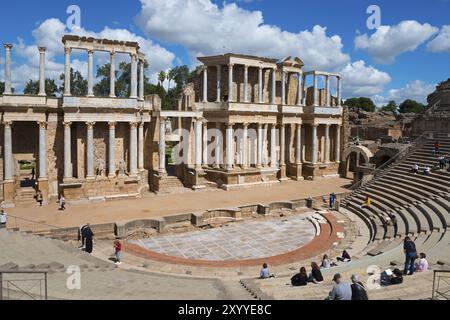 Römisches Theater mit monumentaler Fassade und Sitzreihen besuchen die Menschen die Ruinen unter klarem Himmel, das Teatro Romano de Merida, das römische Theater o Stockfoto