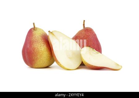 Frische ganze und halb geschnittene reife Birne isoliert auf weißem Hintergrund Stockfoto