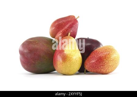 Frische ganze bunte reife Mango, Birnen und rote Apfelfrüchte isoliert auf weißem Hintergrund. Vitamine saftige Früchte Stockfoto