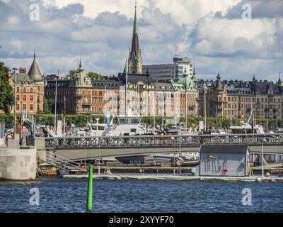 Hafenblick mit historischen Gebäuden im Hintergrund, viele Boote im Wasser, sonniger Tag, stockholm, ostsee, schweden, skandinavien Stockfoto