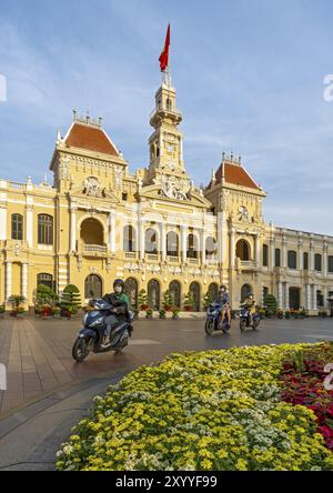 Menschen auf Motorrädern vor dem Ho-Chi-Minh-Rathaus, Saigon, Vietnam, Asien Stockfoto