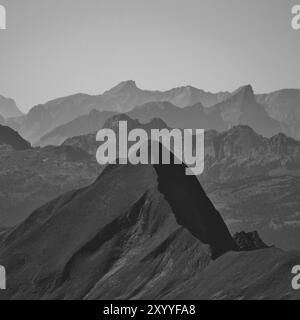 Der Berg Tannhorn und andere Berge der Schweizer Alpen. Blick vom Mount Brienzer Rothorn Stockfoto