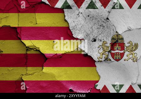 Flaggen von Bezirk I.. (Varkerulet) und Budapest auf gerissener Wand gemalt Stockfoto