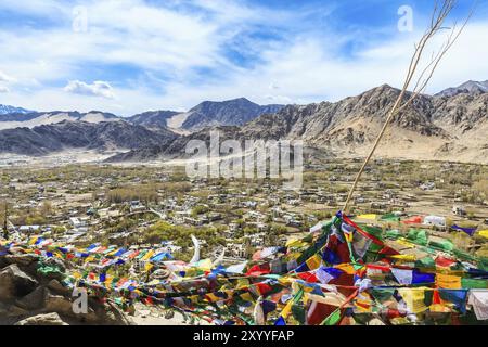 Luftaufnahme von Leh und Shanti Stupa, Ladakh, Indien, Asien Stockfoto
