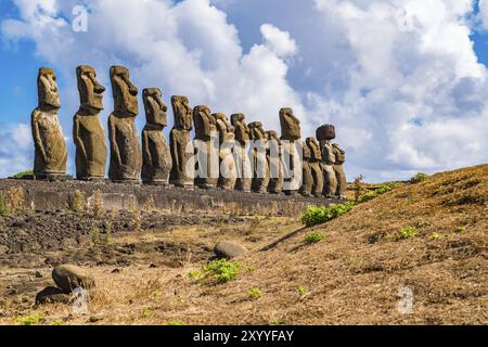 Die berühmten fünfzehn Moai am Ahu Tongariki auf Rapa Nui die Osterinsel oder in Chile Stockfoto