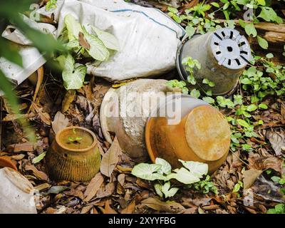 Lassen Sie alte Blumentöpfe auf dem Boden Stockfoto