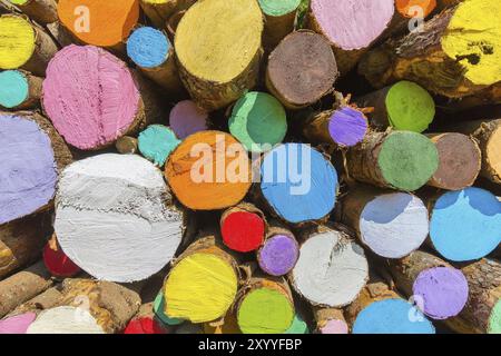 Stapel der bemalten Baumstämme mit gemischten Farben Stockfoto