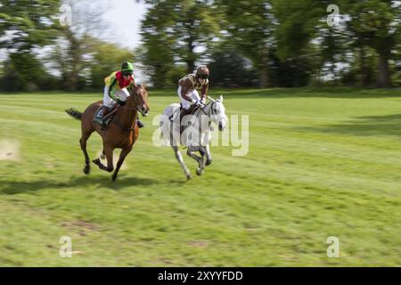 GODSTONE, SURREY/Großbritannien, 2. MAI: Point-to-Point-Rennen in Godstone Surrey am 2. Mai 2009. Zwei nicht identifizierte Personen Stockfoto