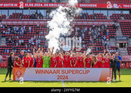 Enschede, Niederlande. 31. August 2024. ENSCHEDE, Stadion de Grolsch Veste, 31-08-2024, Saison 2024/2025, niederländischer Supercup der Frauen. Während des Spiels Twente – Ajax (Women Super Cup) gewinnt Twente den Super Cup Credit: Pro Shots/Alamy Live News Stockfoto