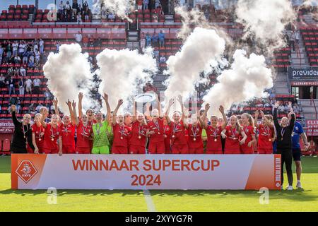 Enschede, Niederlande. 31. August 2024. ENSCHEDE, Stadion de Grolsch Veste, 31-08-2024, Saison 2024/2025, niederländischer Supercup der Frauen. Während des Spiels Twente – Ajax (Women Super Cup) gewinnt Twente den Super Cup Credit: Pro Shots/Alamy Live News Stockfoto