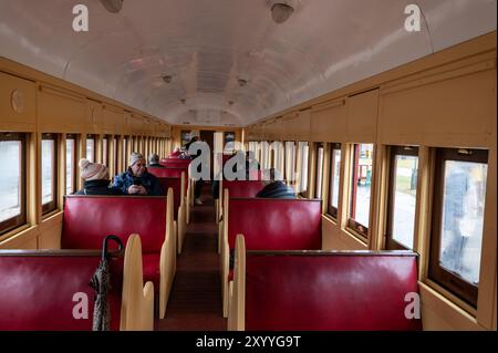 Innenraum eines alten Dampfzugwagens, während sich die Passagiere auf eine 90-minütige Rückfahrt vorbereiten, die 7 km entlang der an den Klippen gelegenen Route von Claren zurücklegt Stockfoto