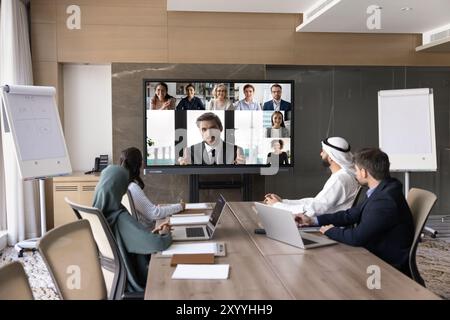 Multiethnisches Geschäftsteam von Kollegen trifft sich bei Videokonferenzen. Stockfoto