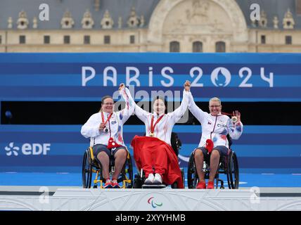 Paris, Frankreich. 31. August 2024. Goldmedaillengewinner Chen Minyi (C) aus China, Silbermedaillengewinnerin Sarka Pultar Musilova (L) aus Tschechien und Bronzemedaillengewinnerin Tereza Brandtlova aus Tschechien feiern während der Verleihung der individuellen W1-Veranstaltung des Para Bogenschießens der Frauen bei den Paralympischen Spielen 2024 in Paris, Frankreich, 31. August 2024. Quelle: Hou Jun/Xinhua/Alamy Live News Stockfoto