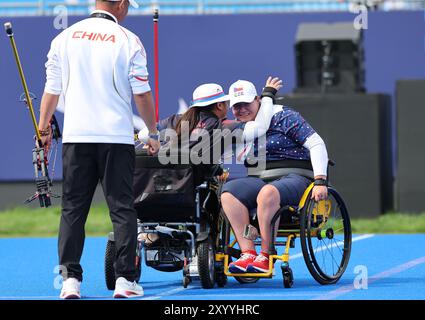 Paris, Frankreich. 31. August 2024. Chen Minyi (C) aus China umarmt Sarka Pultar Musilova aus der Tschechischen Republik nach ihrem individuellen W1-Goldmedaillenspiel der Frauen bei den Paralympischen Spielen 2024 in Paris, Frankreich, 31. August 2024. Quelle: Hou Jun/Xinhua/Alamy Live News Stockfoto