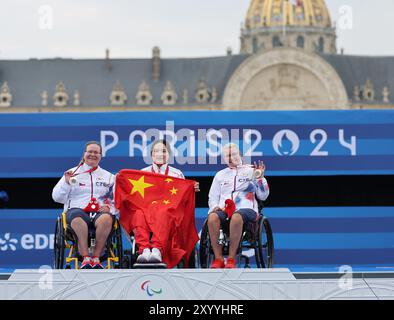 Paris, Frankreich. 31. August 2024. Goldmedaillengewinner Chen Minyi (C) aus China, Silbermedaillengewinnerin Sarka Pultar Musilova (L) aus Tschechien und Bronzemedaillengewinnerin Tereza Brandtlova aus Tschechien posieren während der Verleihung der individuellen W1-Veranstaltung des Para Bogenschießens der Frauen bei den Paralympischen Spielen 2024 in Paris, Frankreich, 31. August 2024. Quelle: Hou Jun/Xinhua/Alamy Live News Stockfoto